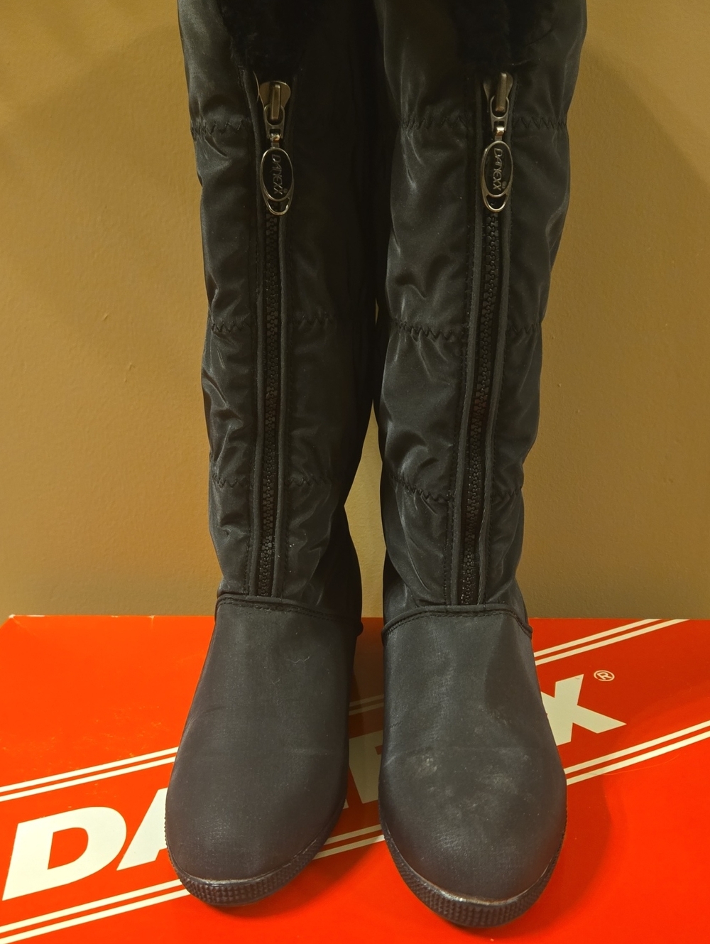 NWT Danexx Black Zip Snow Boot with Faux-Fur Collar 10M
